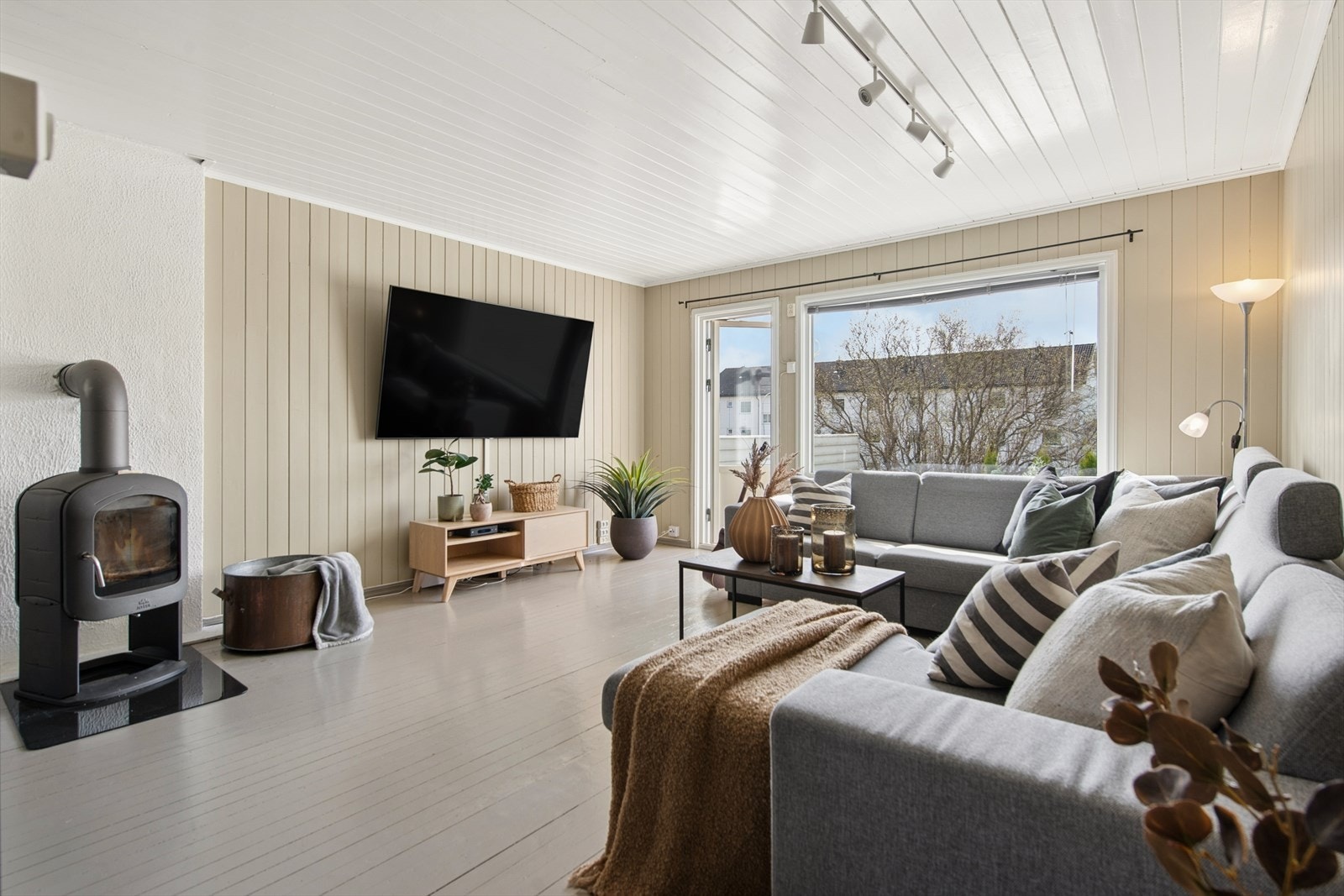 Fra stuen er det direkte utgang til en romslig terrasse på 23 m² via en balkongdør fra 2015. Galleribilde