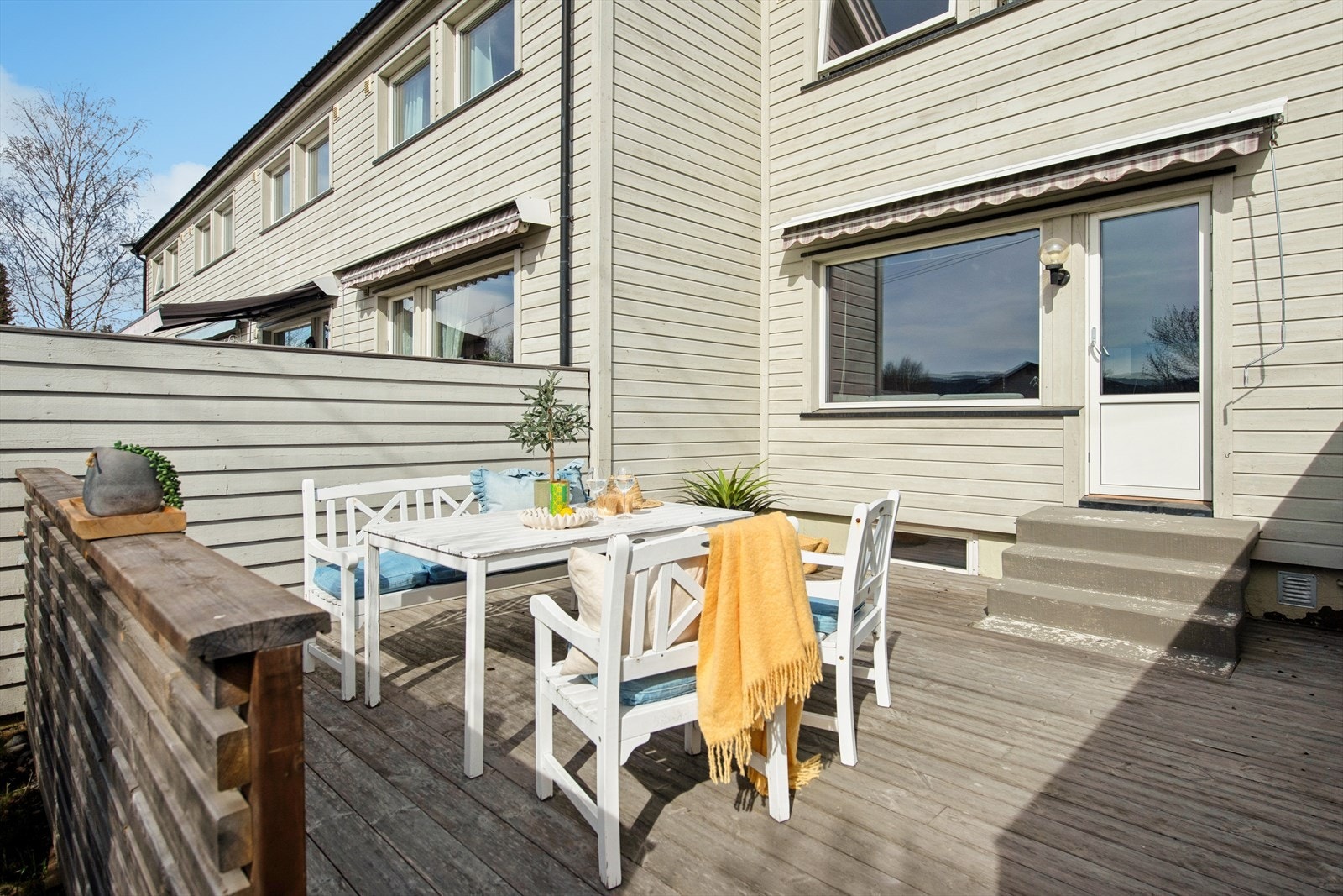 Terrassen har levegger mot naboene som skaper en lun og hyggelig uteplass. Galleribilde