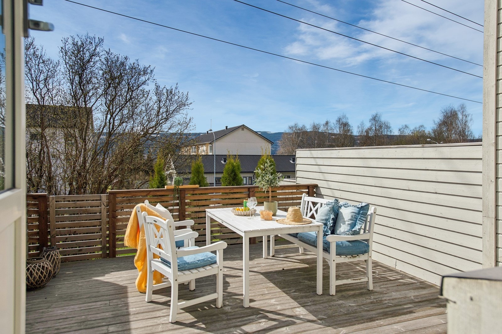 Fra stuen er det utgang til en solrik, vestvendt terrasse på ca. 23 m². I 2020 ble det lagt nytt terrassegulv i termofuru og rekkverk i front av terrassen. Galleribilde