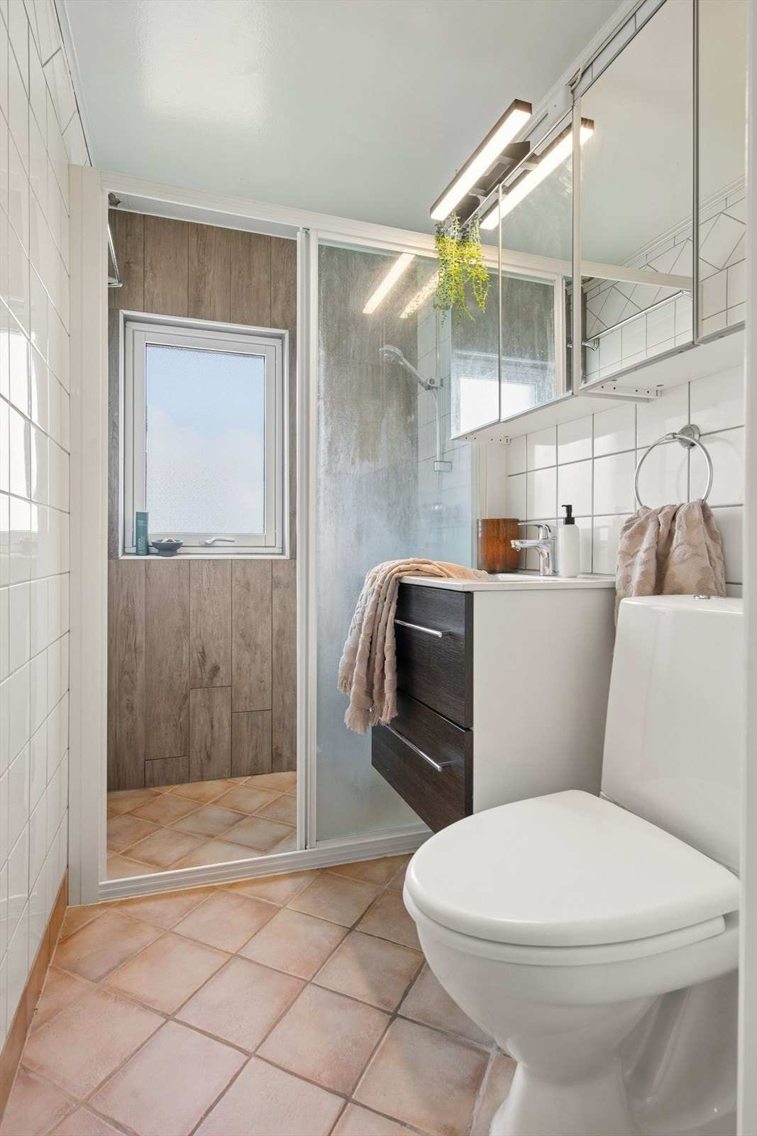 Badet er innredet med baderomsinnredning, speilskap, gulvmontert toalett og dusjsone. Det gjøres oppmerksom på at badet har et oppgraderingsbehov. Galleribilde