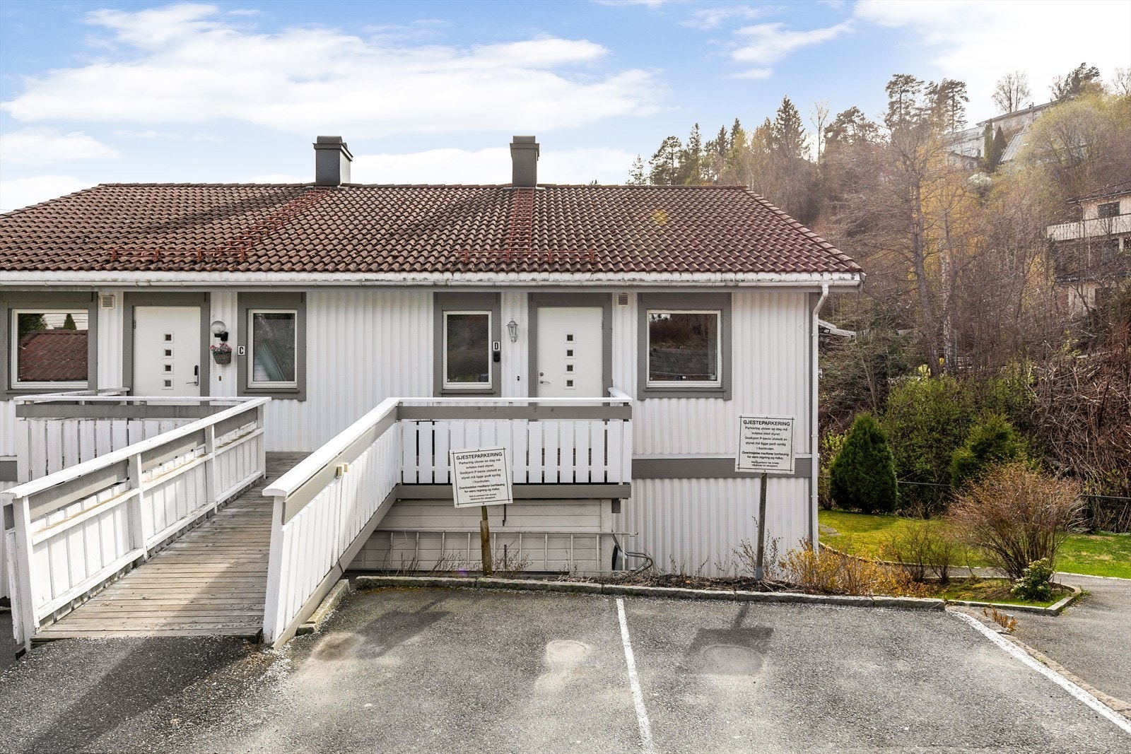 Fra pent opparbeidede fellesareal er det adkomst til boligen via privat inngangsparti. Det er laget et hyggelig inngangsparti med stor platting hvor det er plass til sittegruppe, yttersko og barnevogn. Galleribilde