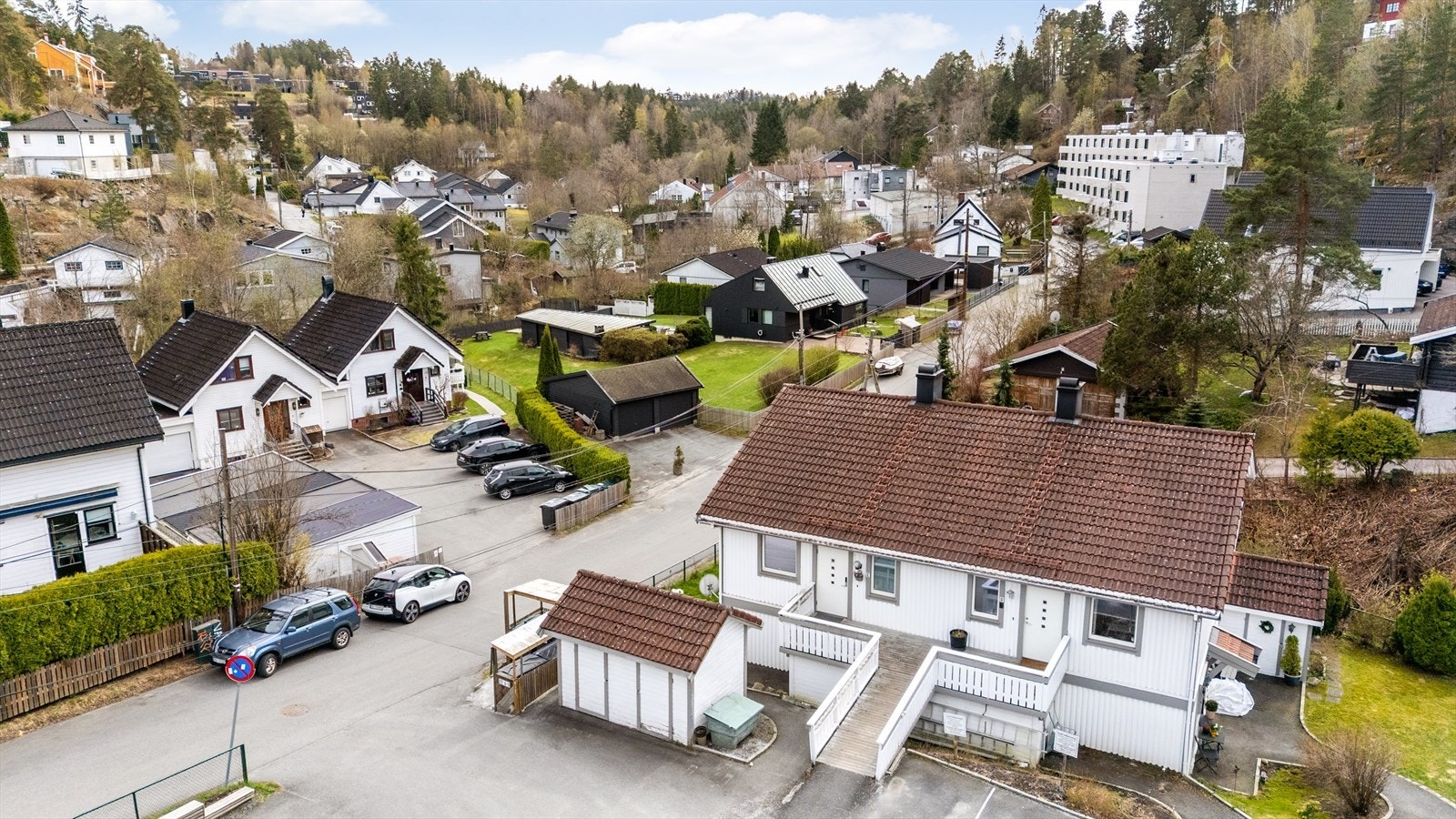 Boligen har en attraktiv beliggenhet i rolige og grønne omgivelser, omkranset av pent opparbeidede fellesareal og store grøntområder. Galleribilde