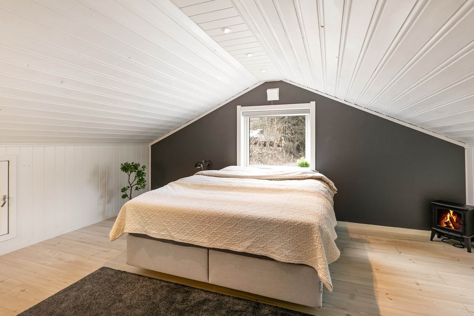Stort, innbydende loft med mange bruksmuligheter. Dagens eier har benyttet hemsen som soverom. Loftet ble pusset opp i 2021 med nye overflater. Galleribilde