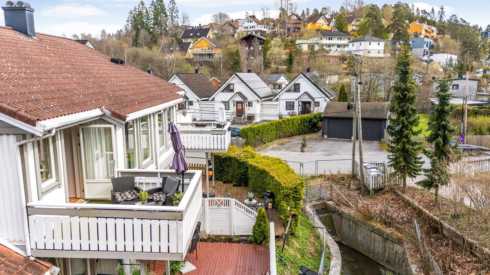 Balkongen ligger høyt og fritt mot nordvest. Galleribilde