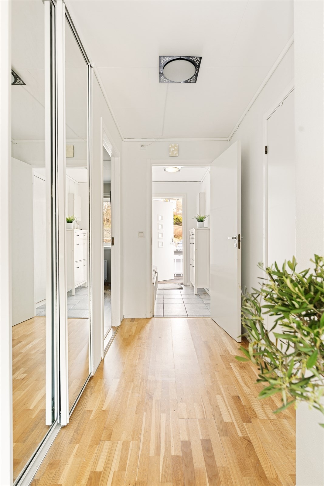 Romslig mellomgang med skyvedørsgarderobe for oppbevaring. Galleribilde