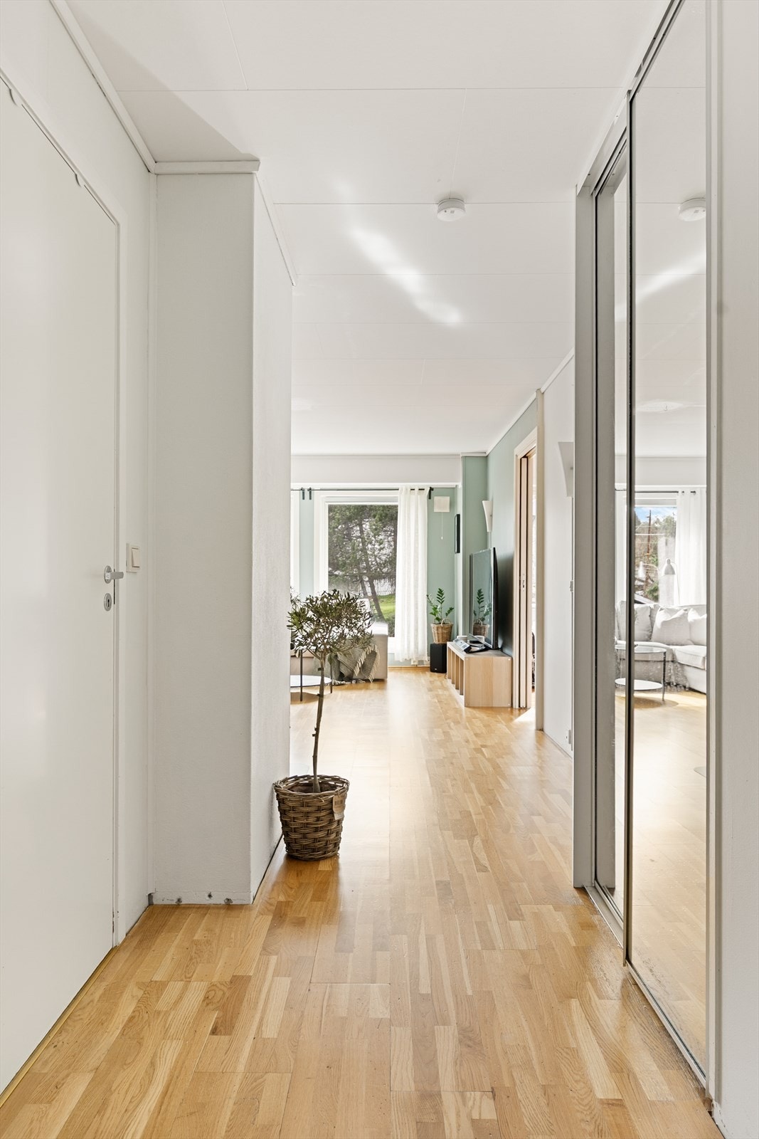 Fra gangen er det adkomst til praktisk, innvendig bod med masse lagringsplass. Galleribilde