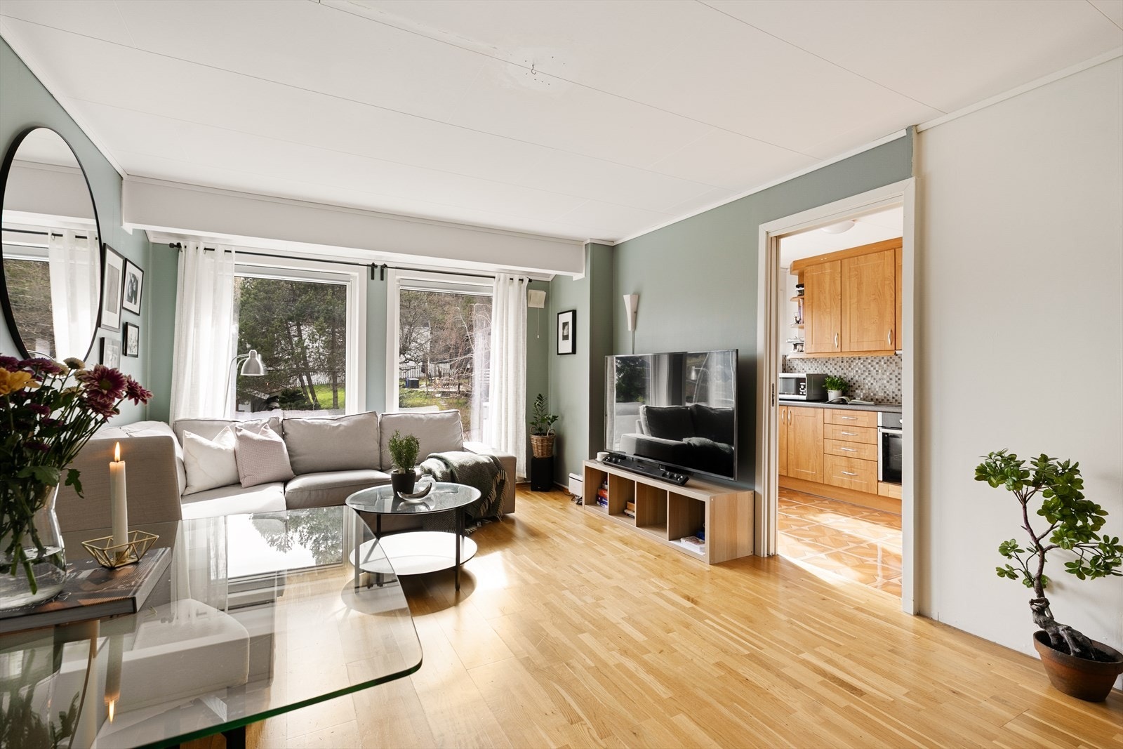 Stuen er lys og innbydende med god plass til sofagruppe, bord og TV-benk. Store vinduer sikrer godt med lys og luft i rommet. Galleribilde