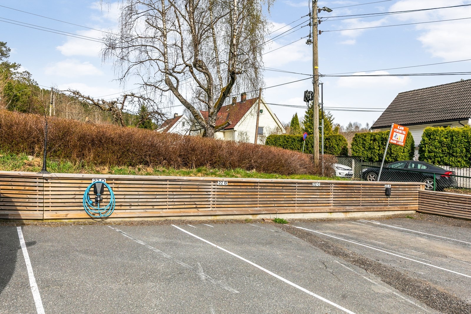 Det medfølger 1 parkeringsplass med el-lader på felles gårdsplass samt at sameiet har 2 gjesteplasser. Leiligheten disponerer også en utebod på ca. 4 m². Galleribilde