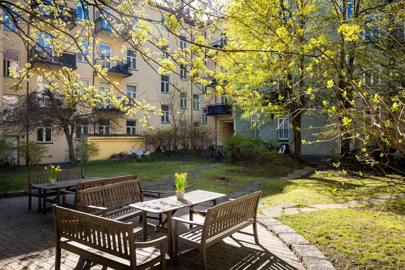 Borettslaget har en idyllisk og parkmessig opparbeidet bakgård. Galleribilde