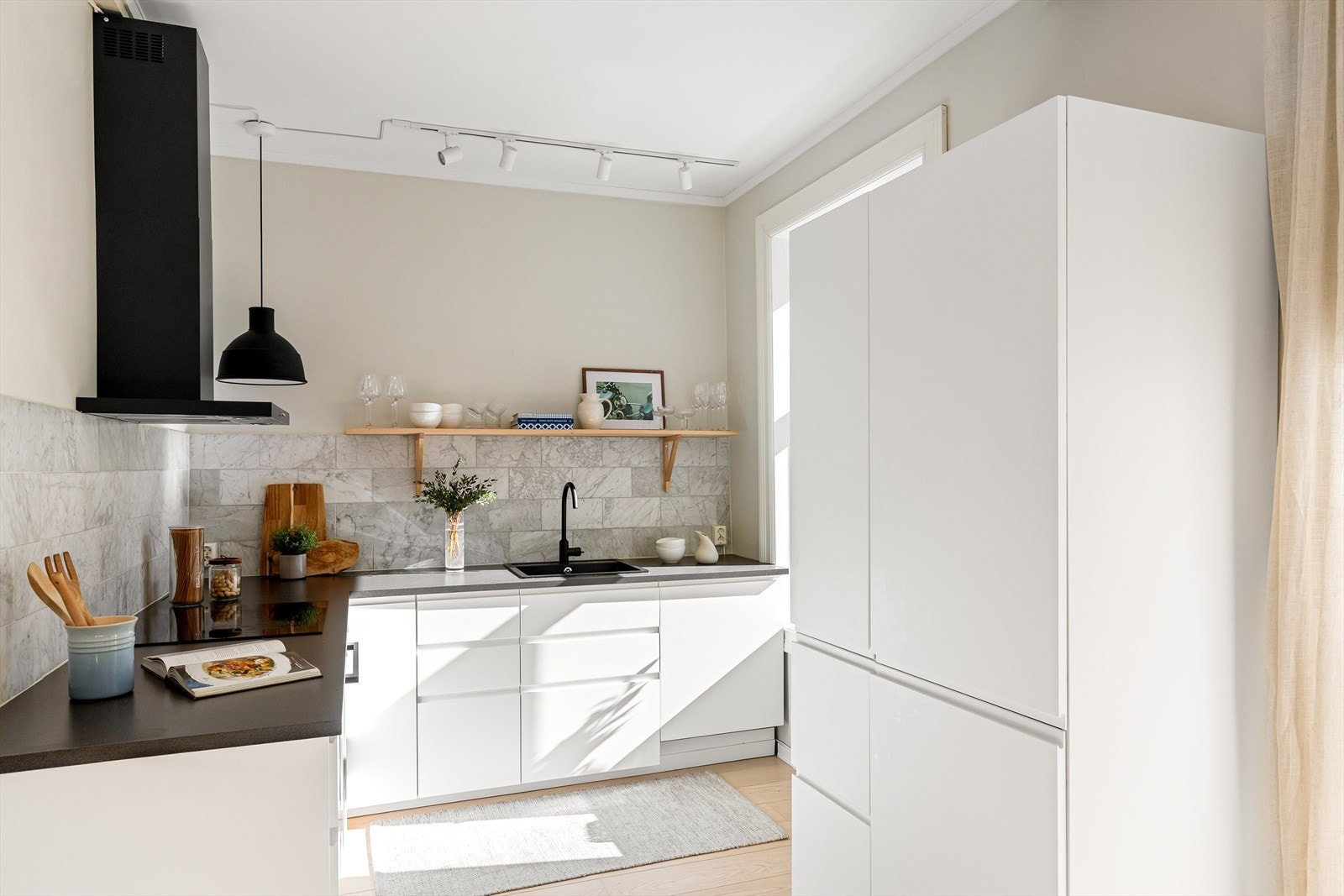 Kjøkkenet er fra 2015 med innredning fra IKEA, med glatte laminerte fronter og laminert benkeplate med nedfelt oppvaskkum og ettgreps blandebatteri. Galleribilde