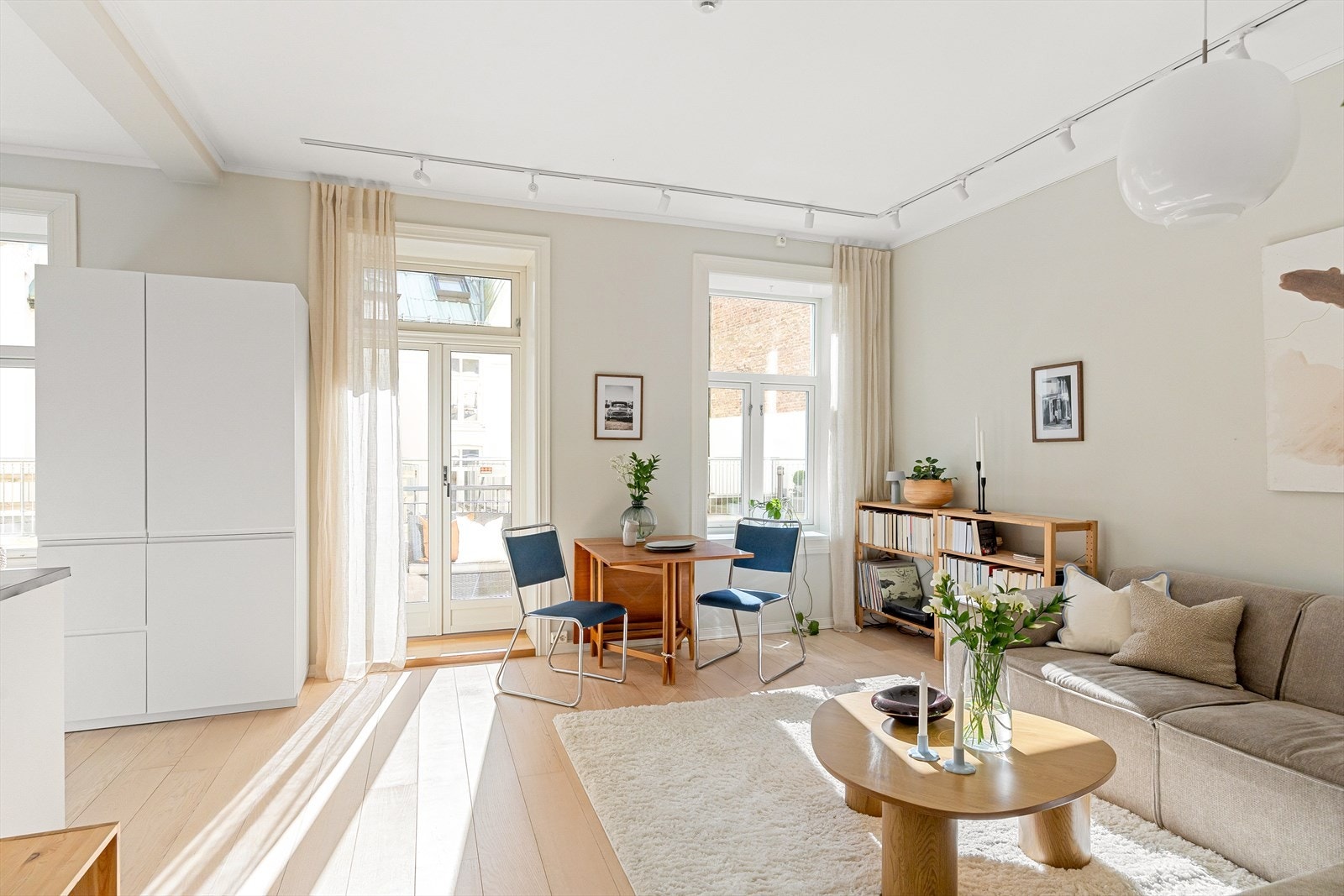 Flott stue med store vindusflater som slipper inn rikelig med naturlig lys. Galleribilde