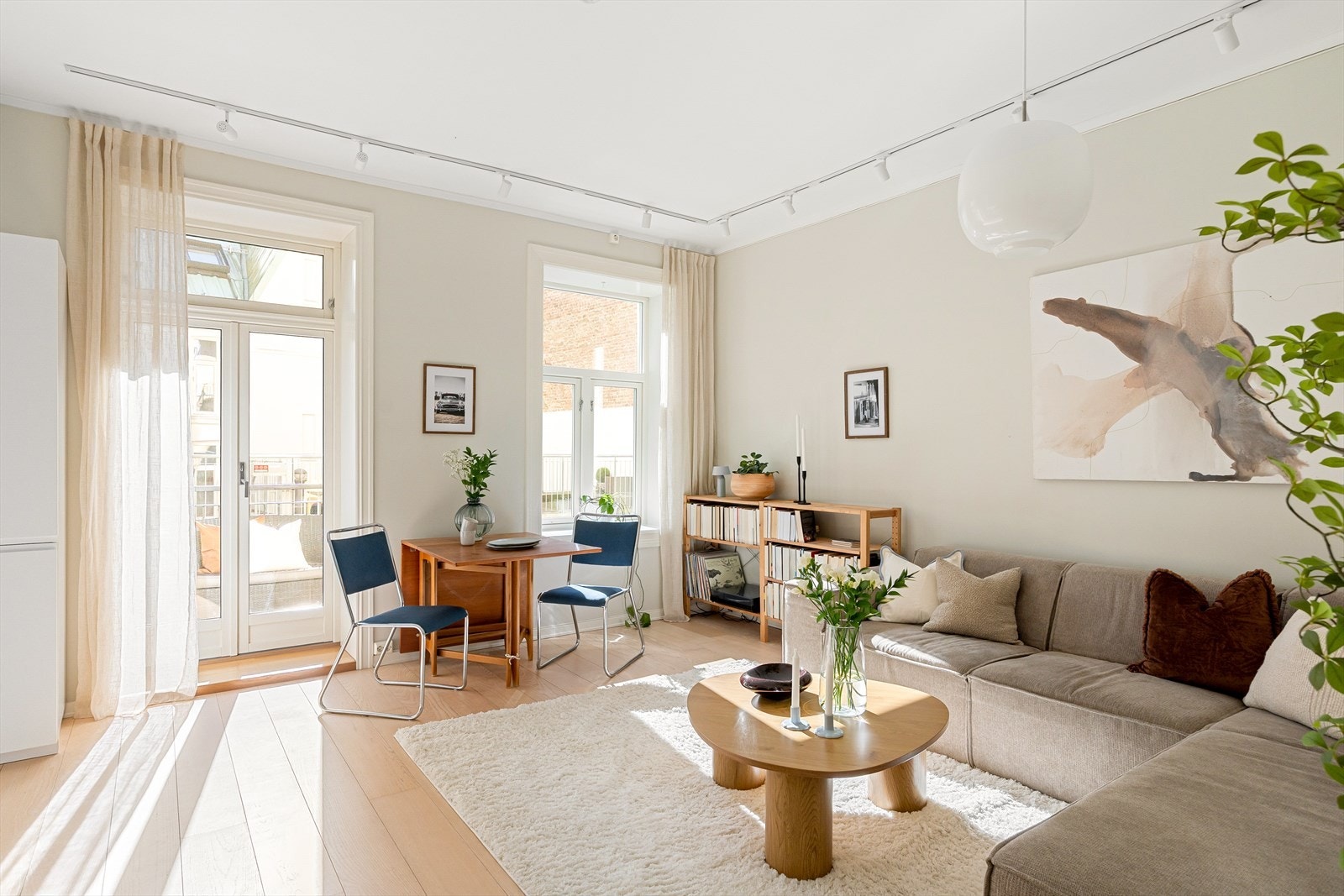 Flott og lekker 3-roms leilighet med østvendt balkong. Hele leiligheten er beliggende i høy 1. etasje i avlåst bakgård. Galleribilde