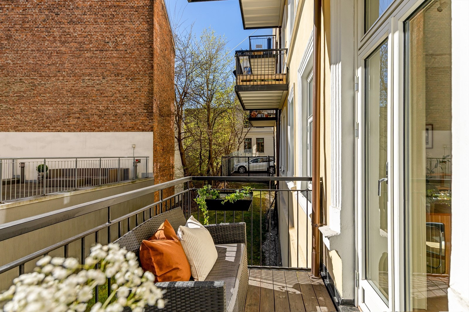 Balkongen ligger vendt inn mot indre gård. Galleribilde