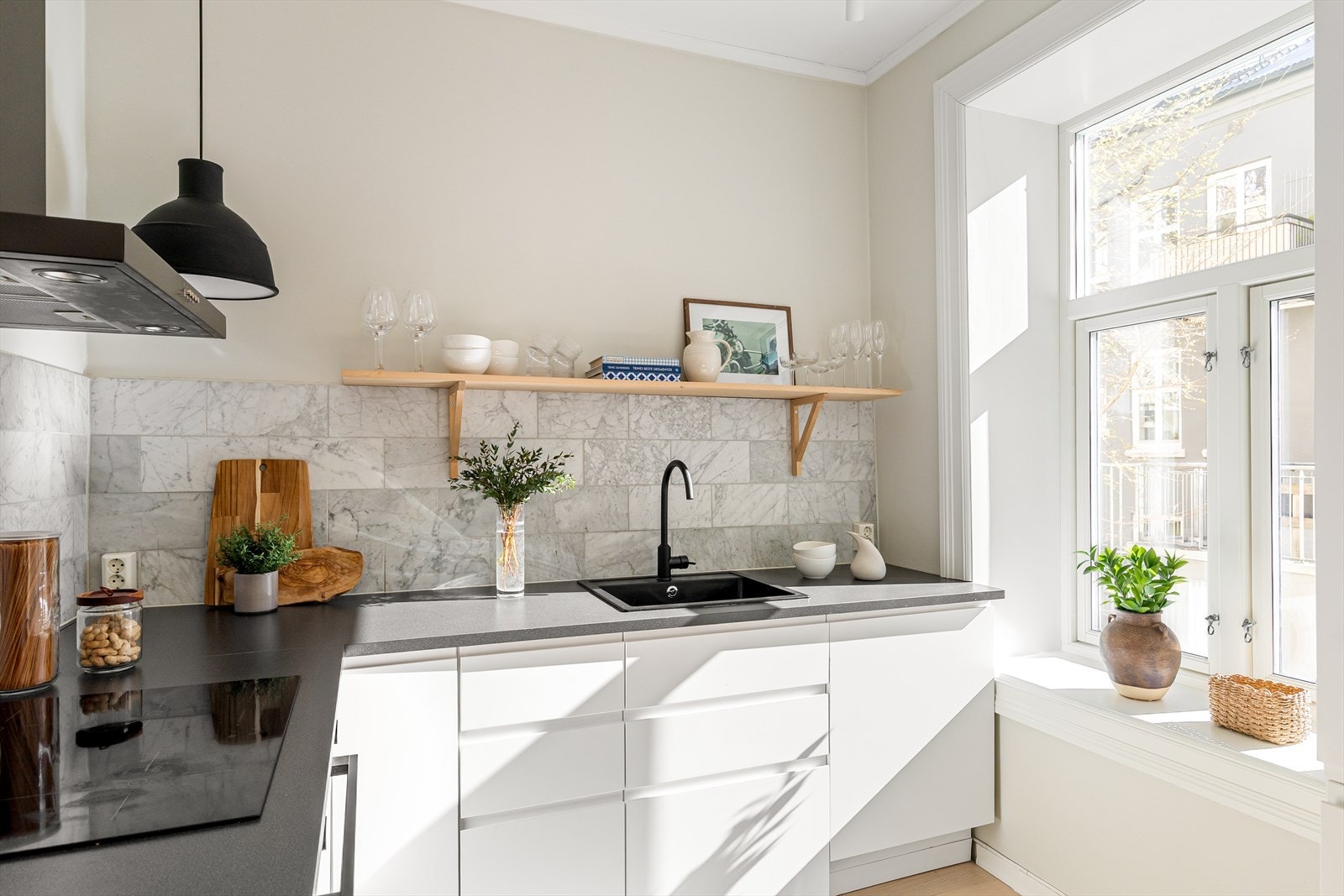 Innredningen har kullfiltervifte over stekesonen, og kjøkkenet er utstyrt med integrert oppvaskmaskin, kjøl og fryseskap, platetopp og stekeovn. Galleribilde