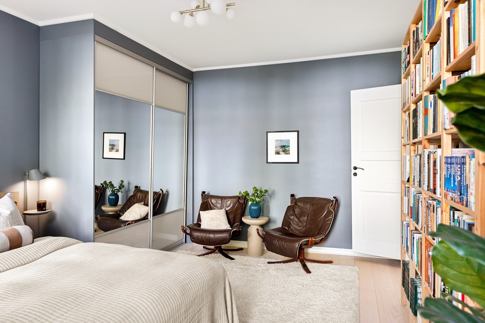 Det er god plass til lagring i en skyvedørsgarderobe med speilfronter. Galleribilde