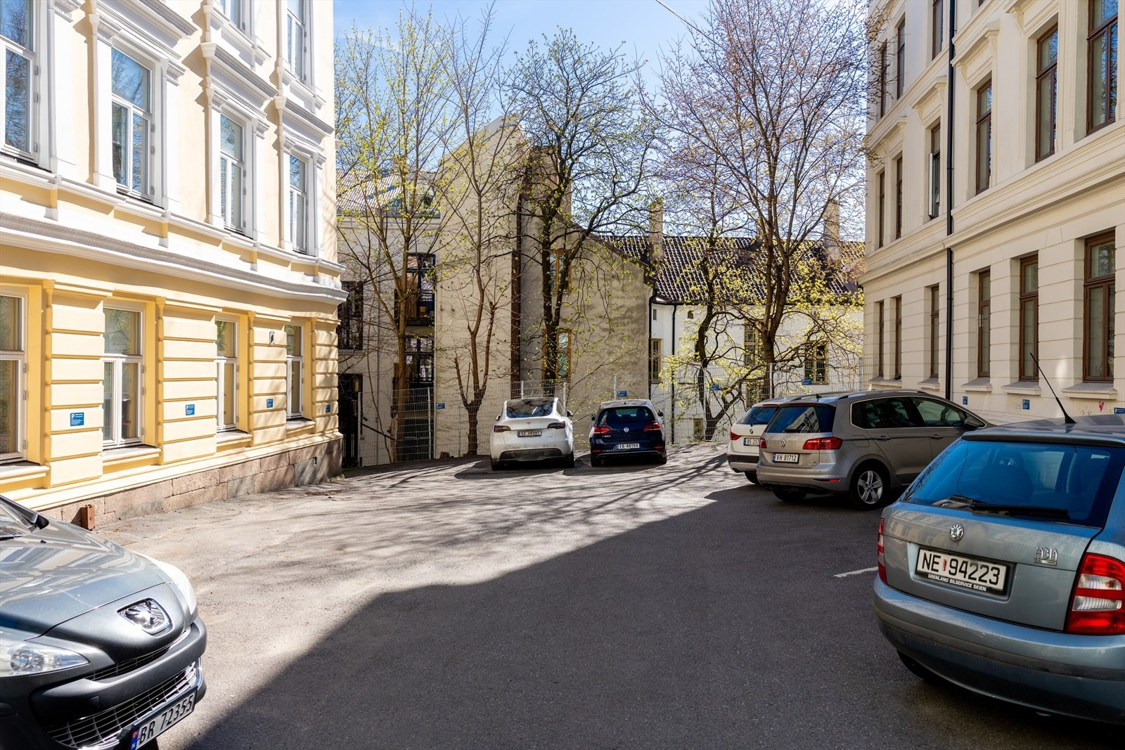 Ved inngangsporten til gården har borettslaget 12 parkeingsplasser som kan benyttes av beboerne etter "førstemann til mølla"- prinsippet. Galleribilde