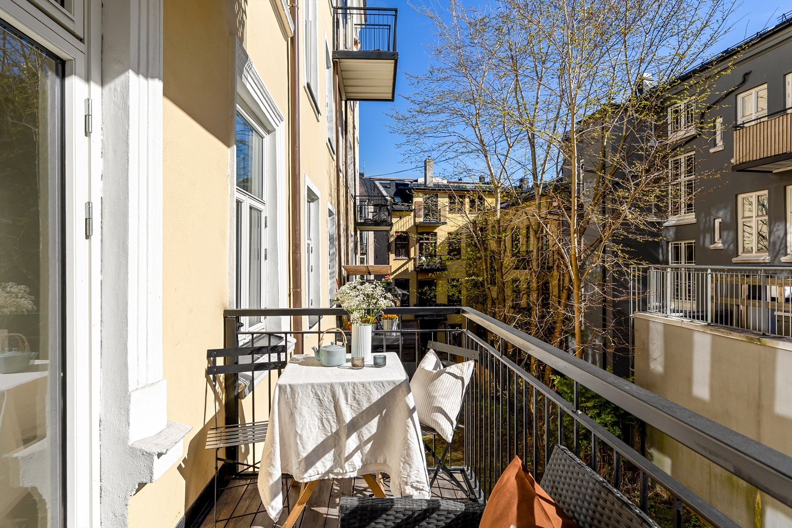 Balkongen er på 4 kvm, med plass til utemøbler og mulighet for å nyte morgensol frem til ca. kl. 14-15 i sommermånedene. Galleribilde