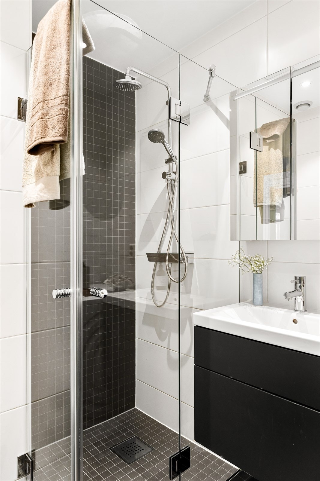 Pent bad fra 2017 med gulvvarme. Badet er utstyrt med naturlig avtrekk, rørfordelingsskap, stoppekran og opplegg for vaskemaskin. Galleribilde
