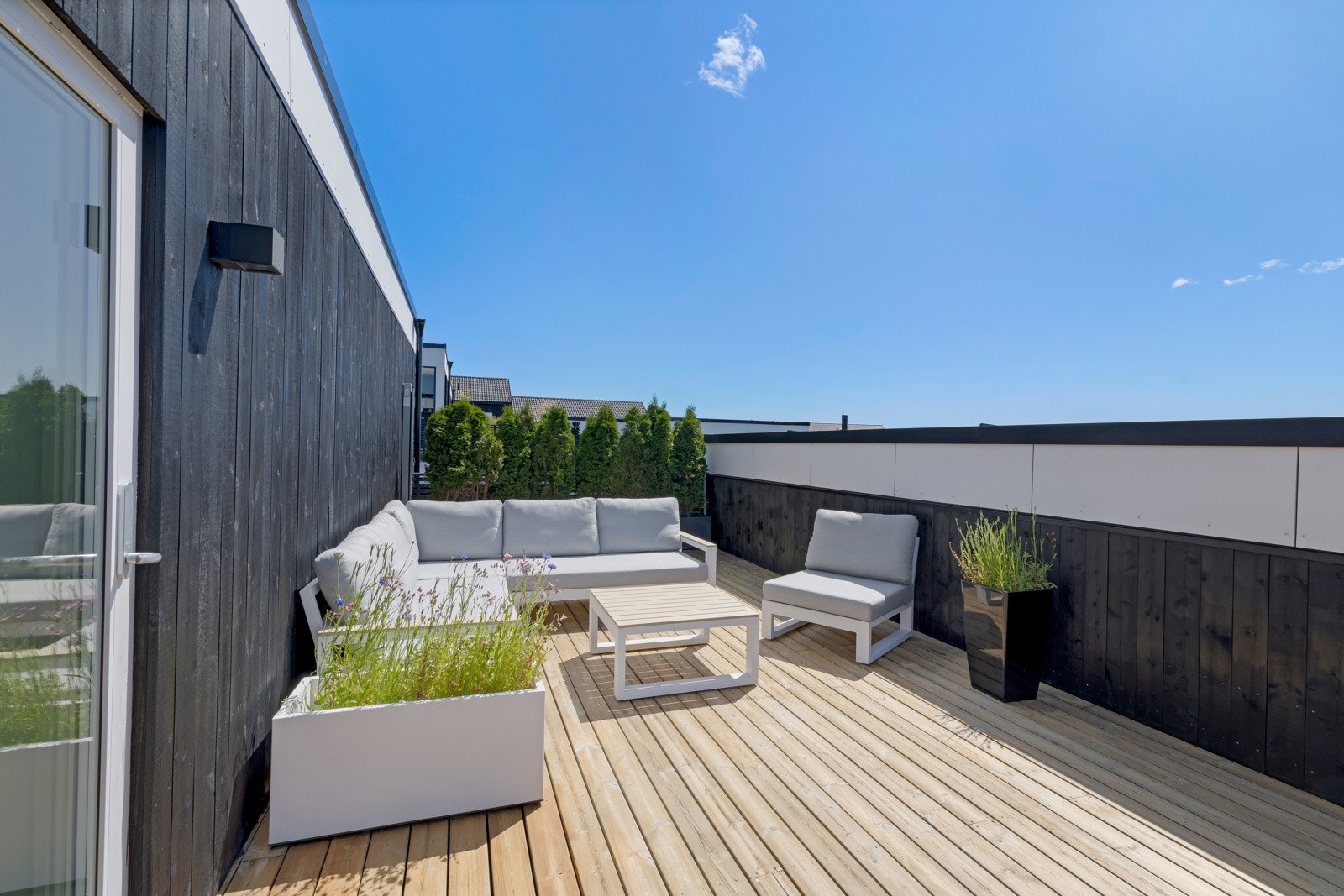 Fra stua er det utgang til boligens solrike terrasse Galleribilde