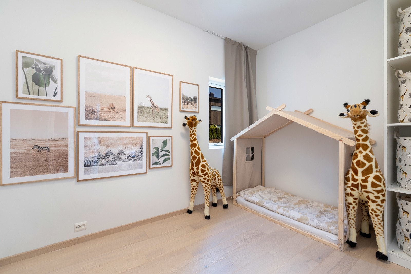 Et av boligens fire soverom i første etasje Galleribilde