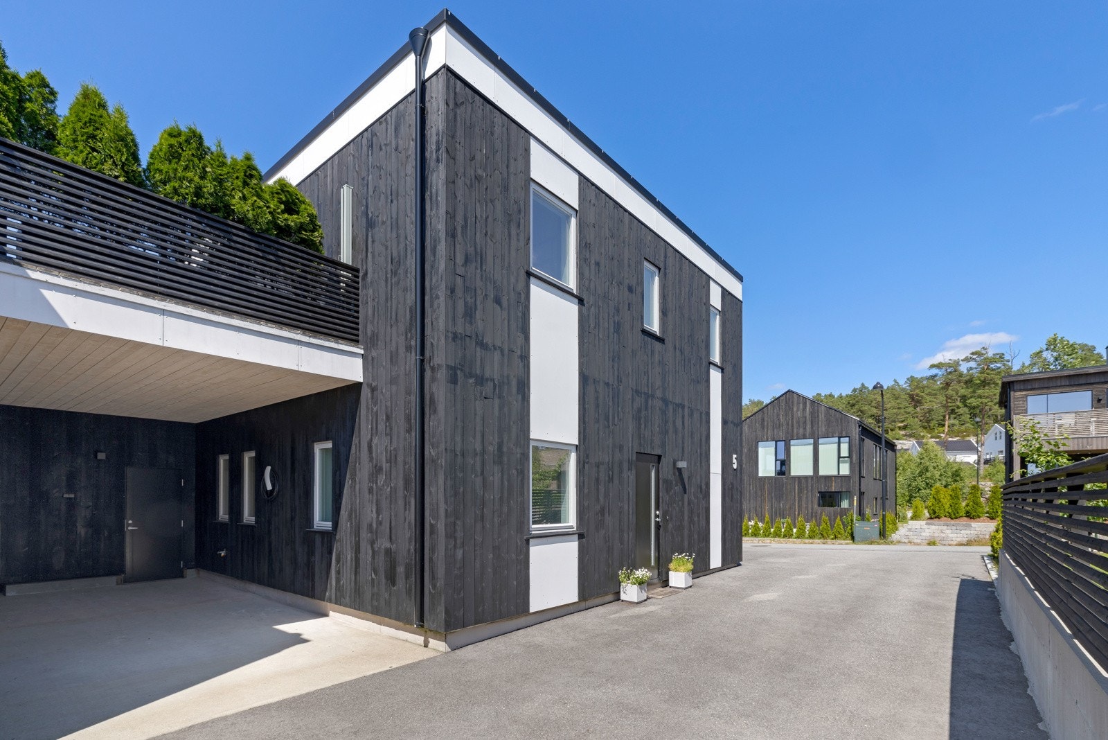 Carport med tilhørende bod Galleribilde