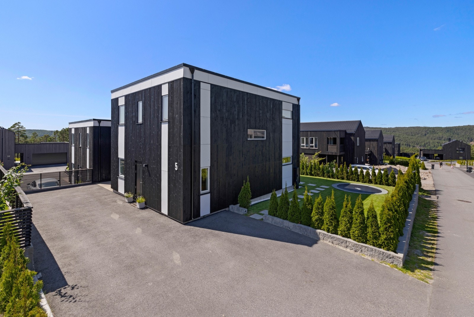 Innkjørsel med parkeringsmuligheter Galleribilde