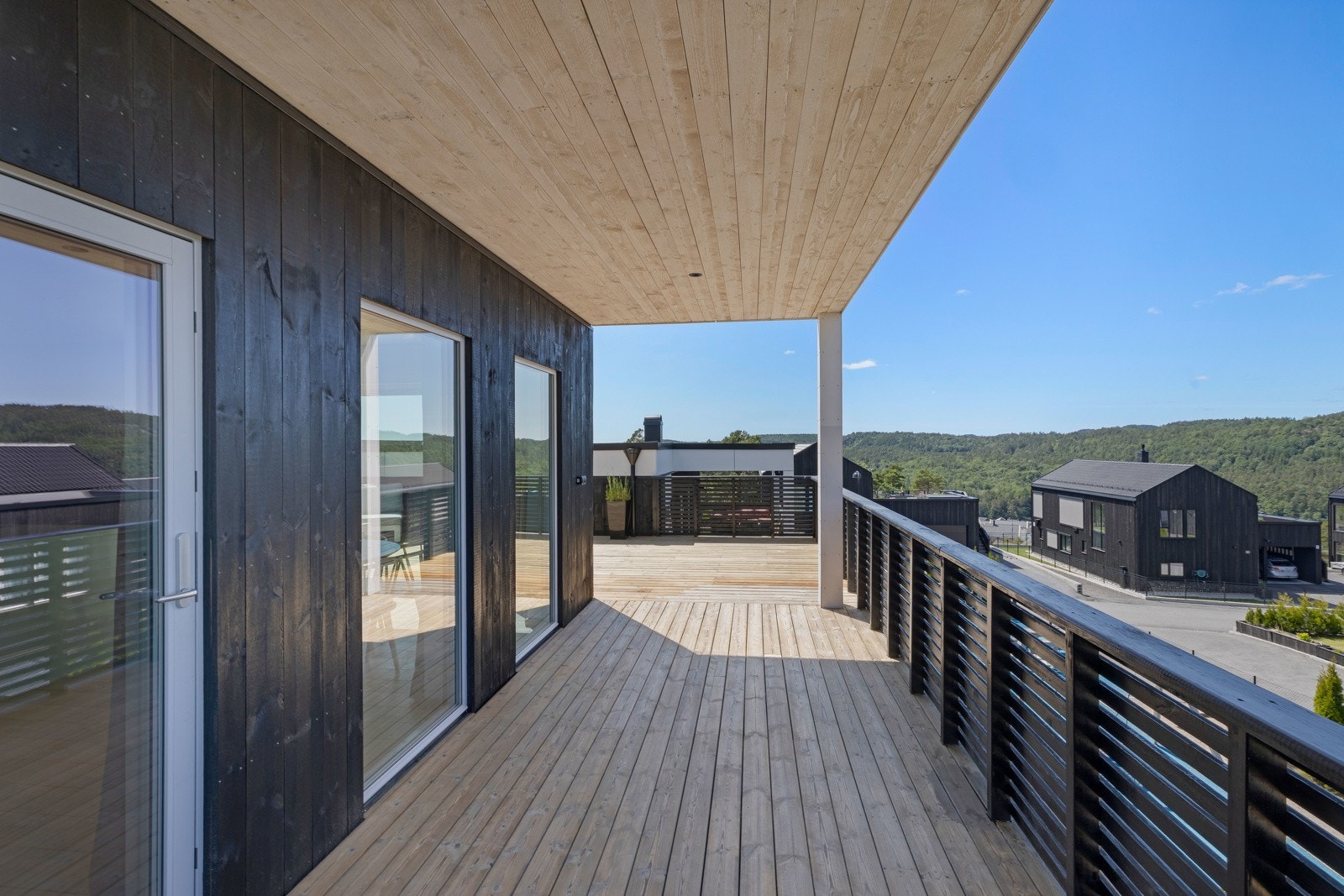 Fra terrassen er det fin utsikt utover fjellene Galleribilde