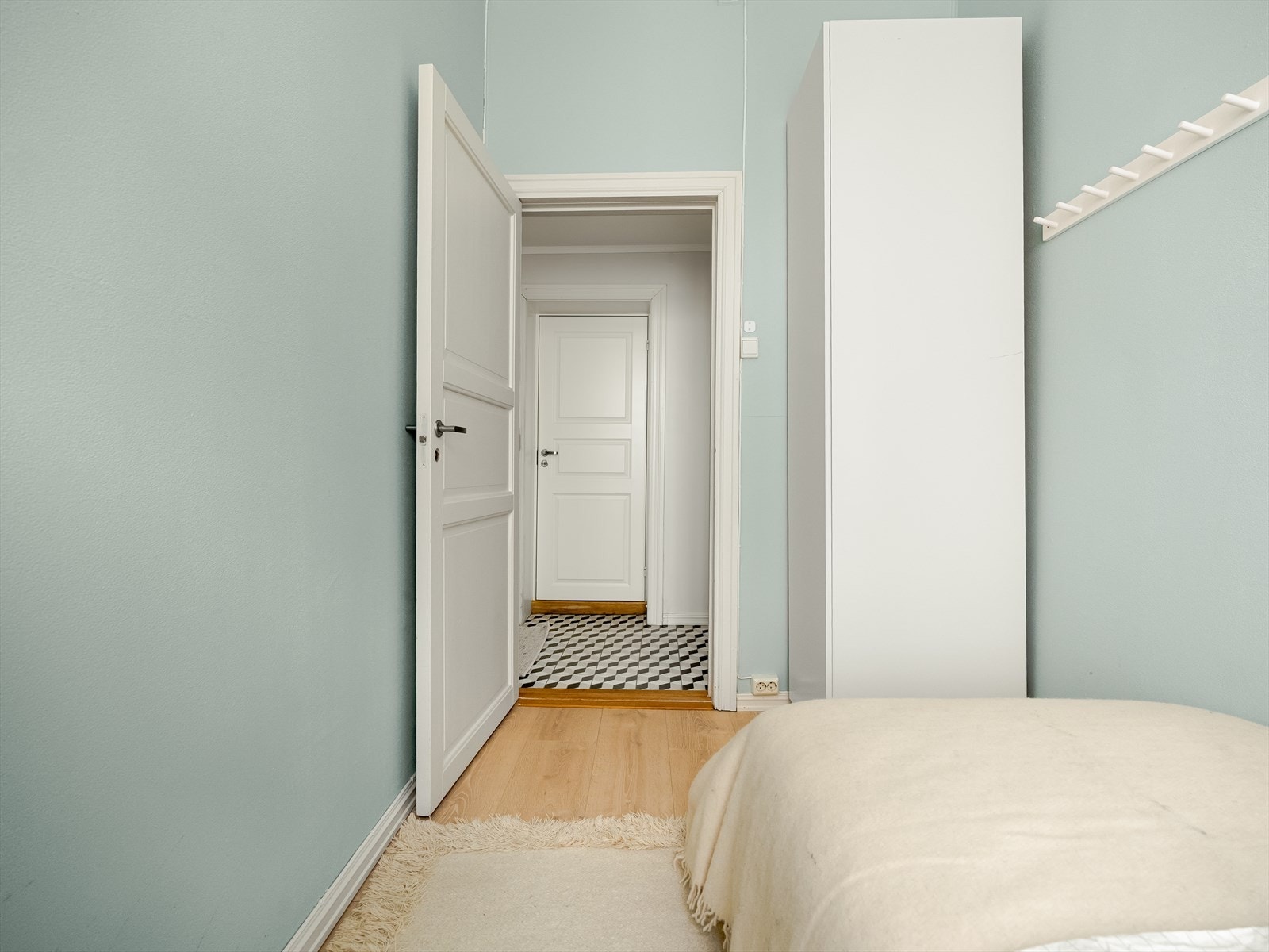 Rommet egner seg godt som både barnerom og kontor. Galleribilde