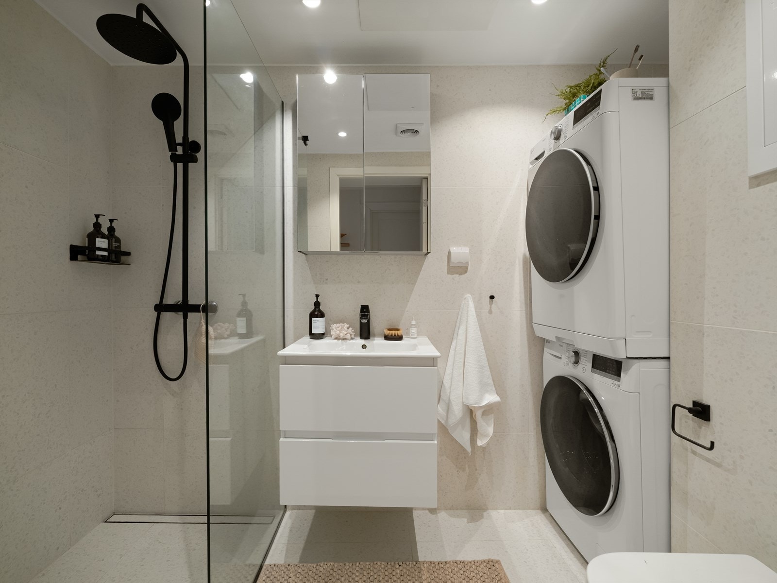 Badet har flislagte overflater fra 2020 og er utstyrt med gulvvarme. Galleribilde