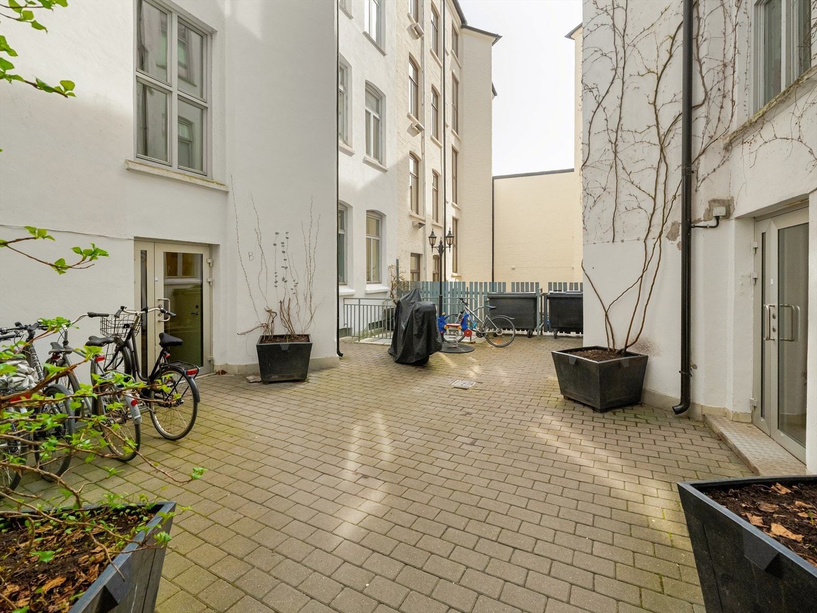 Sameiet har en flott bakgård som er pent opparbeidet med belegningsstein og utstyrt med sykkelstativ. Galleribilde