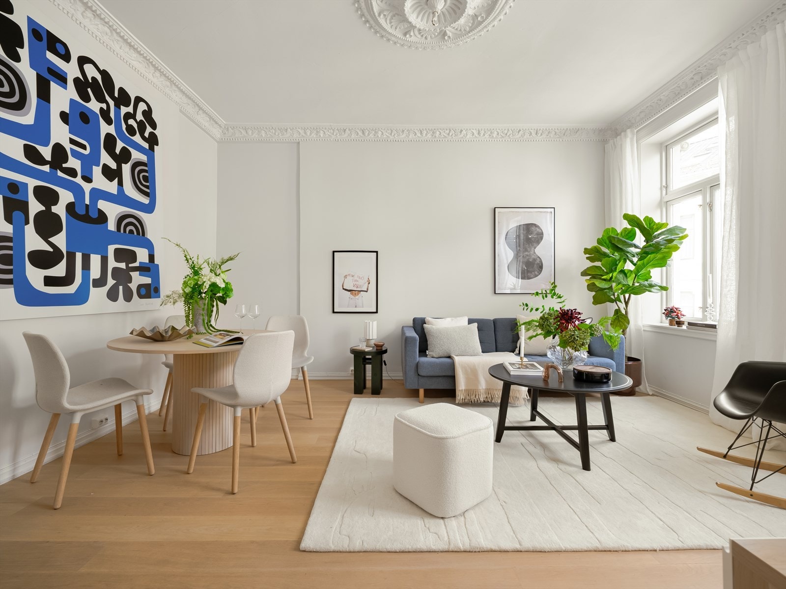 I den store og lyse stuen er det god plass til å innrede med en romslig sofagruppe og spisebord. Galleribilde