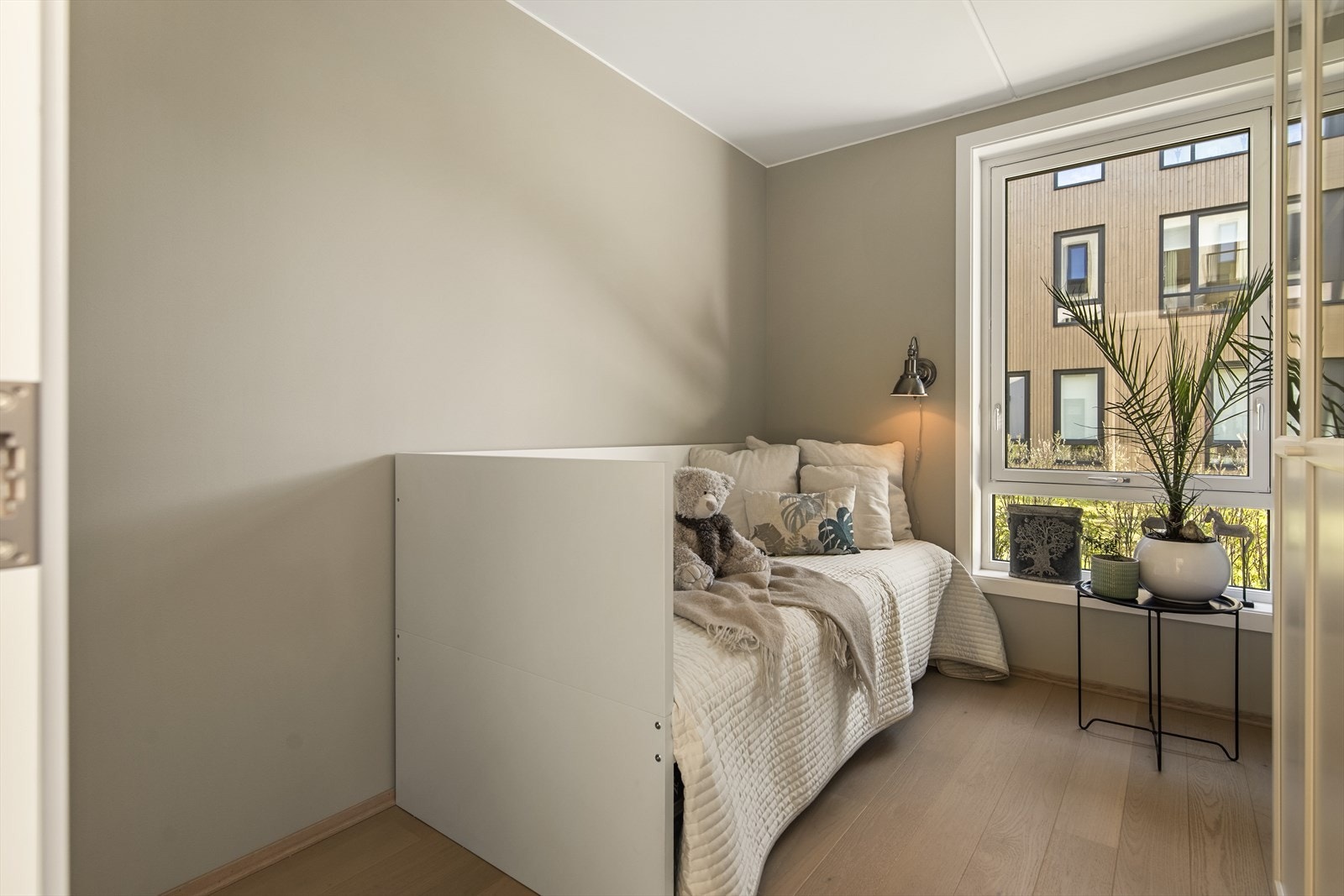Det andre soverommet er fleksibelt og kan brukes som gjesterom eller hjemmekontor etter behov. Galleribilde