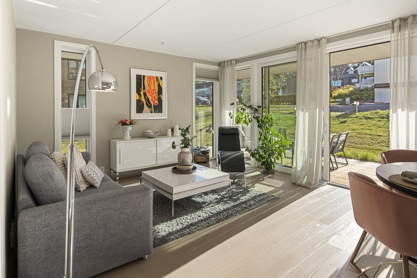 Her er det plass til både sofagruppe og spisebord, og rommet har utgang til en herlig terrasse mor sørvest. Galleribilde