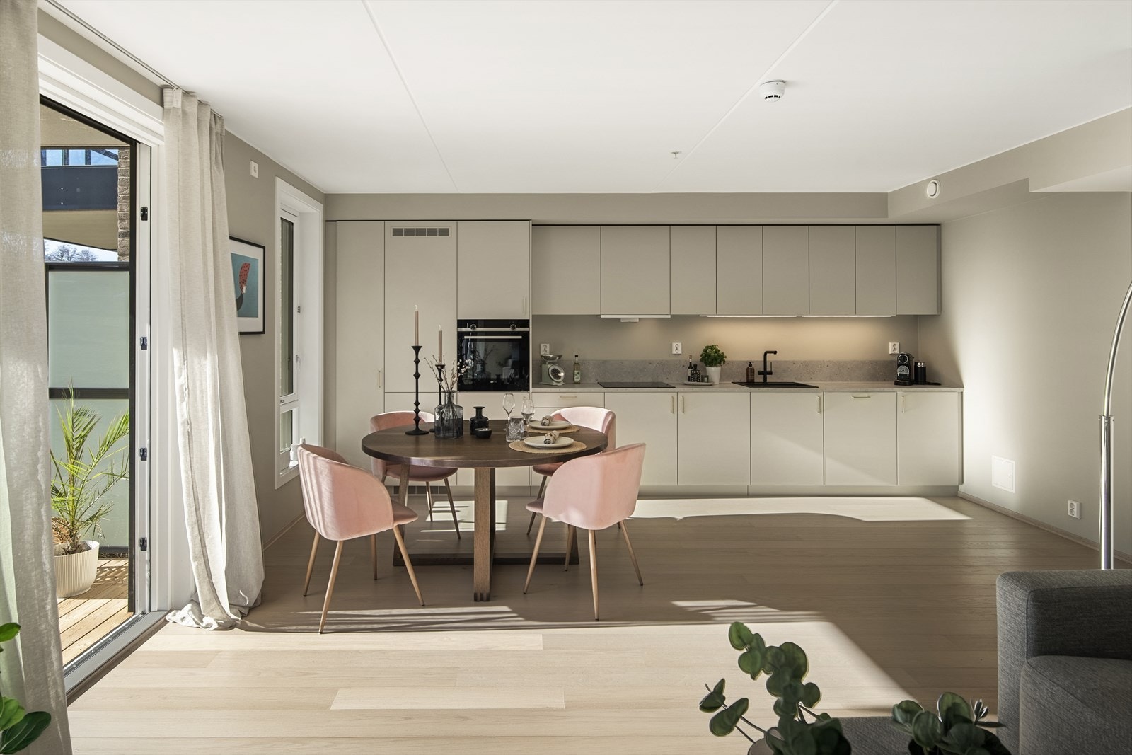 Kjøkkenet er i åpen løsning mot stuen og har en moderne innredning med lyse, slette fronter. Galleribilde