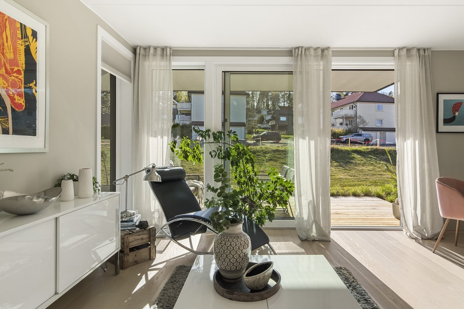 Boligen har et moderne preg med enhetlig 1-stavs eikeparkett og lyse farger som skaper en luftig atmosfære. Galleribilde