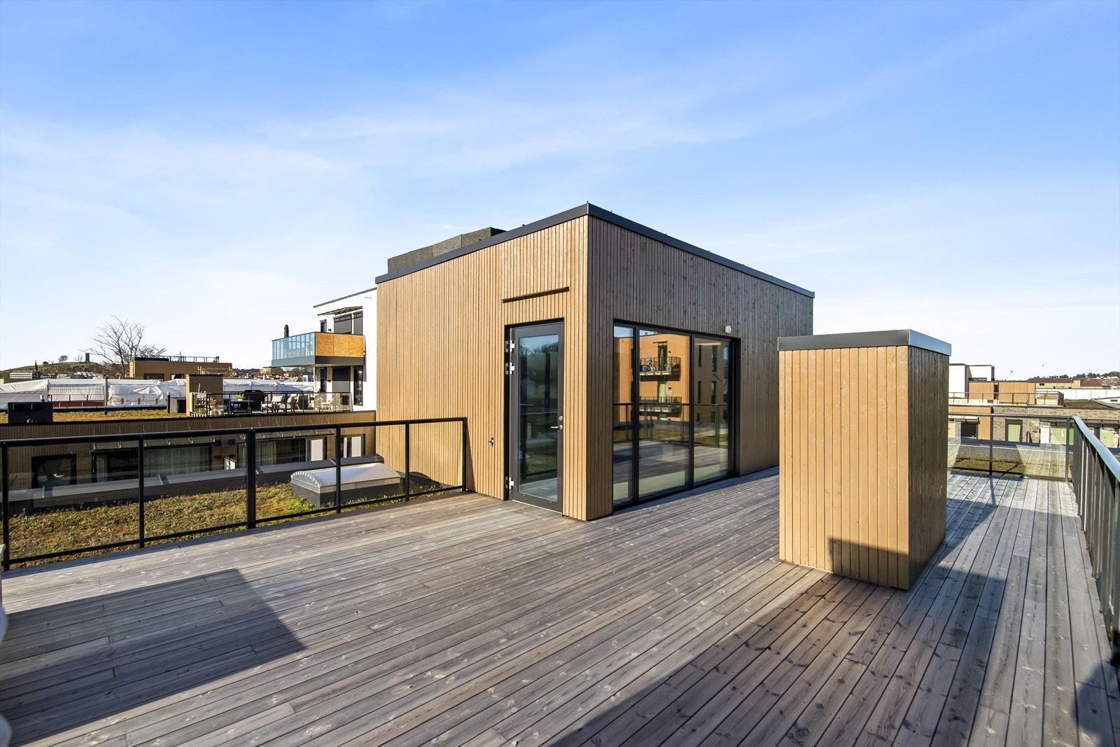 I tillegg til den private terrassen, er det tilgang til en stor felles takterrasse med fantastiske solforhold. Galleribilde