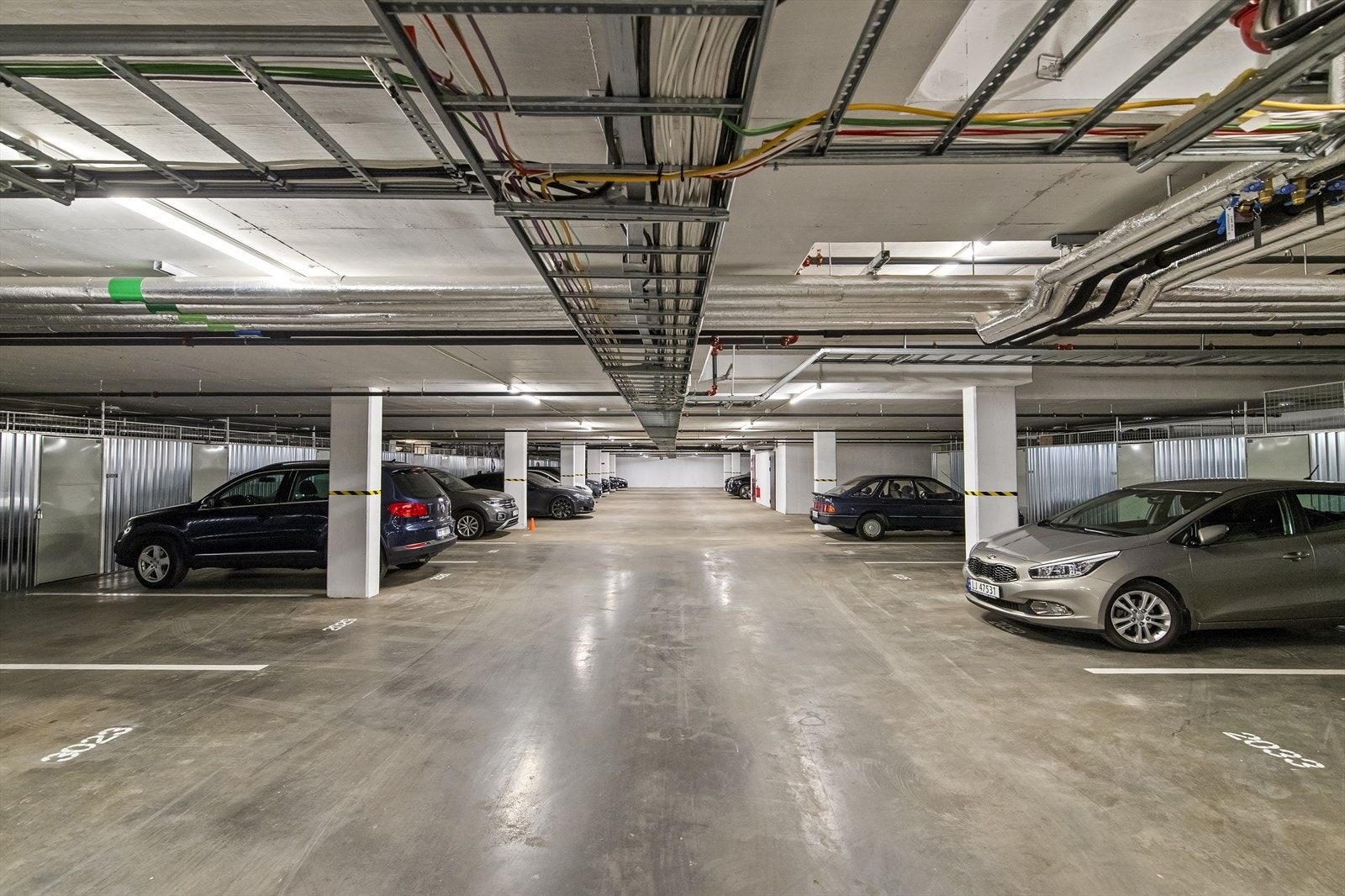 Det medfølger en fast garasjeplass merket med leilighetsnummer. Det er også en bod i tilknytning til garasjeplassen. Her er det mulighet for montering av elbillader. Galleribilde