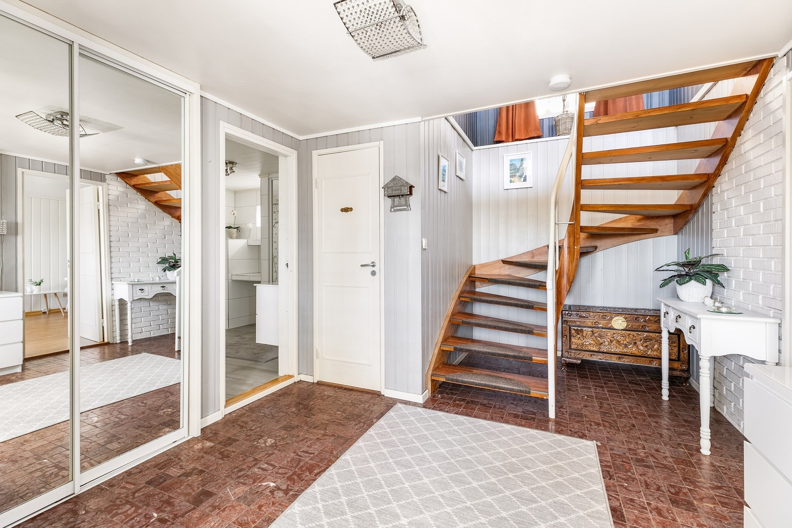 Utenom badet inneholder underetasjen også et rom benyttet som toalettrom, som er lett tilgjengelig fra den romslige hallen. Galleribilde