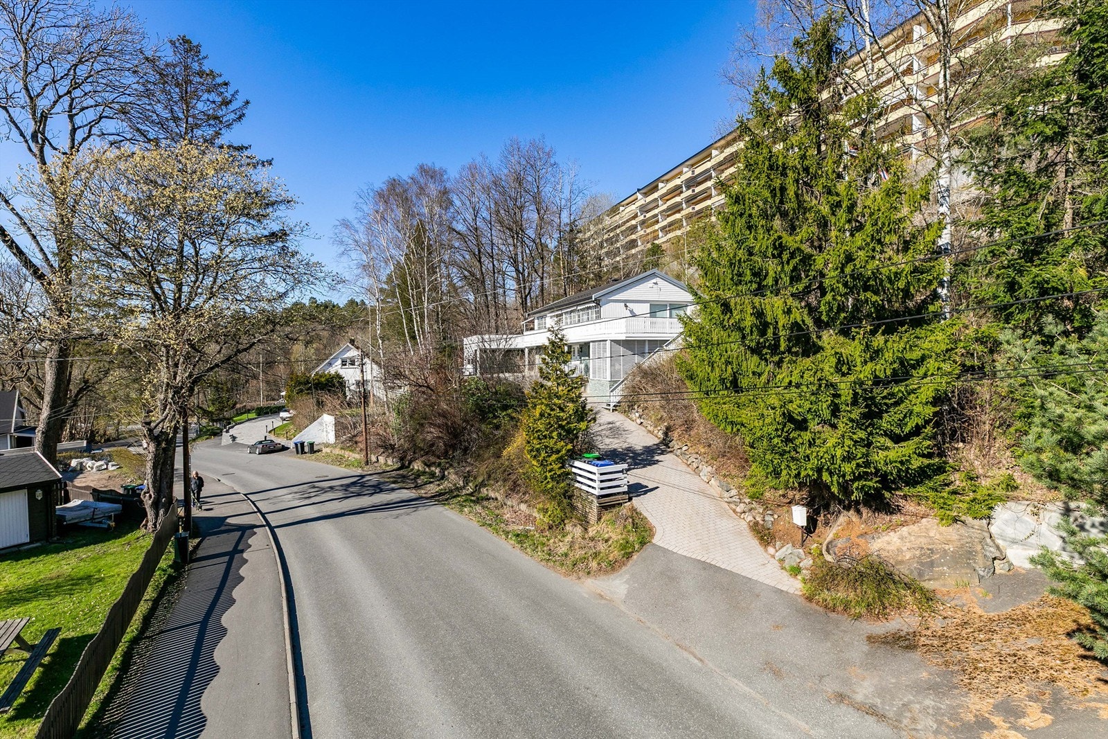 Den eleverte plasseringen over Krapfossveien medfører lite innsyn til boligen. Galleribilde