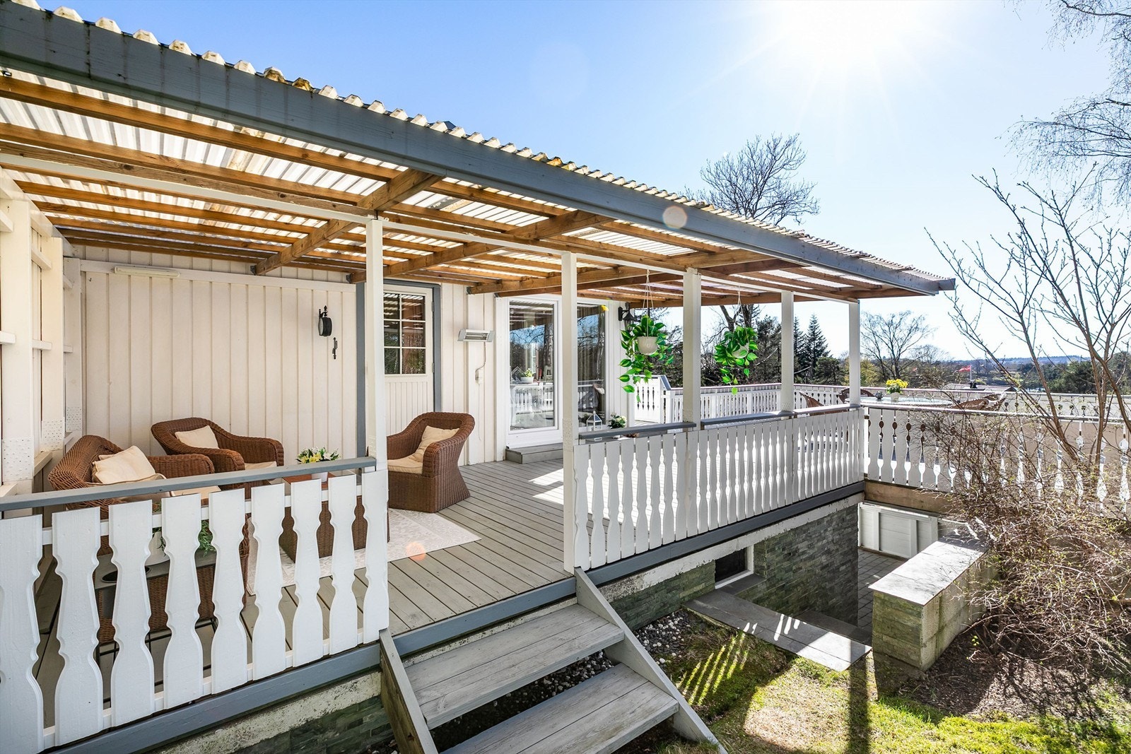 Trapper leder mellom altanen, hageflekken og carporten nedenfor. Galleribilde