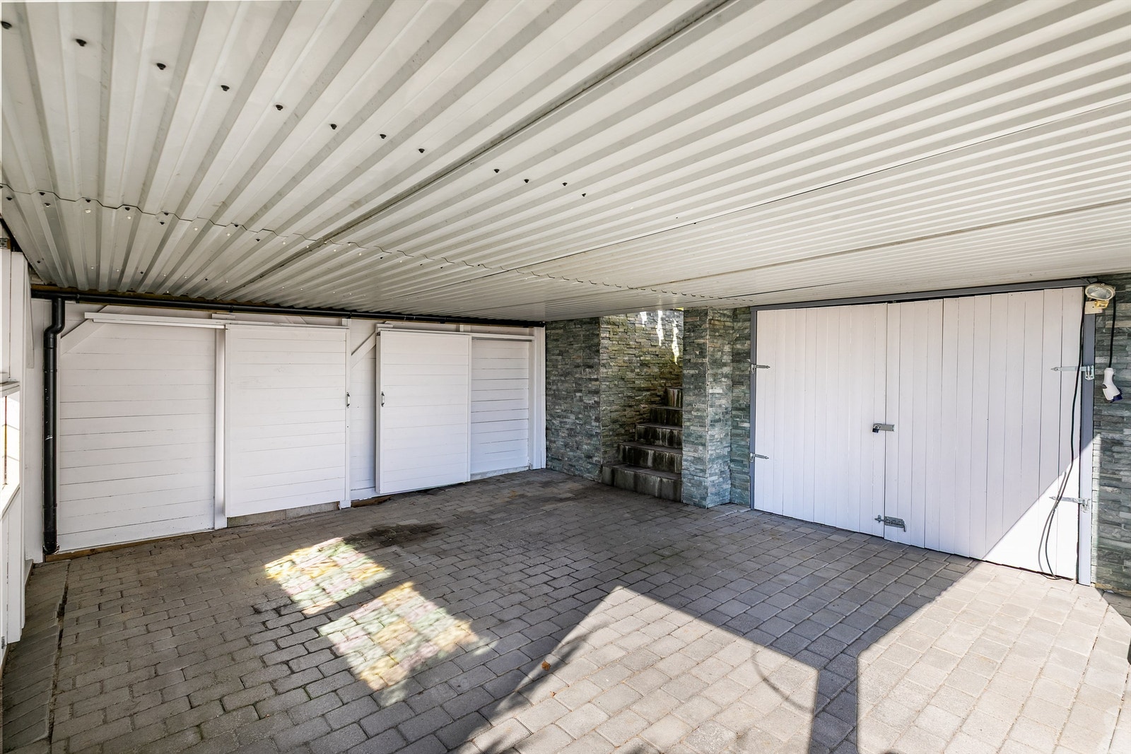 Bak carporten er det oppført en bod på ca. 5 kvm. Det foreligger ingen dokumentasjon på at denne er omsøkt eller godkjent av kommunen. Galleribilde