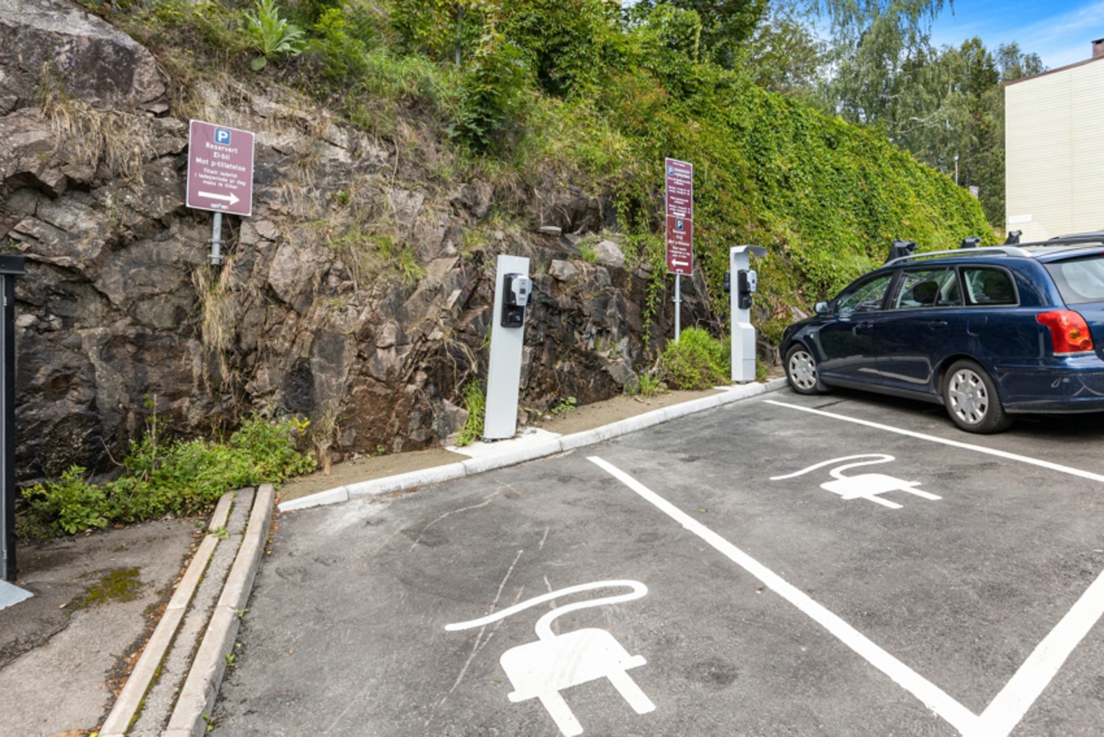 Det er parkering (først til mølla, kr. 700,- pr år). Det er også flere parkeringsplasser med innkjøring fra Maridalsveien. Galleribilde