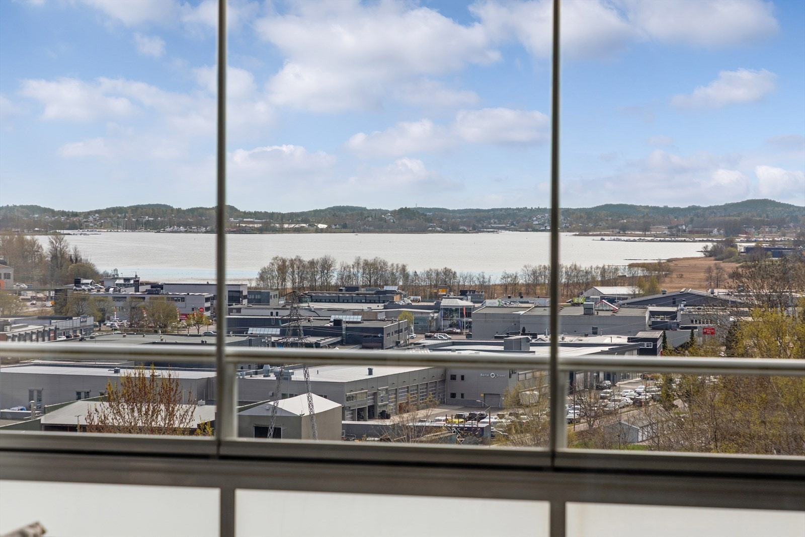 Innglasset balkong med flott utsikt mot innseilingen til Tønsberg Galleribilde