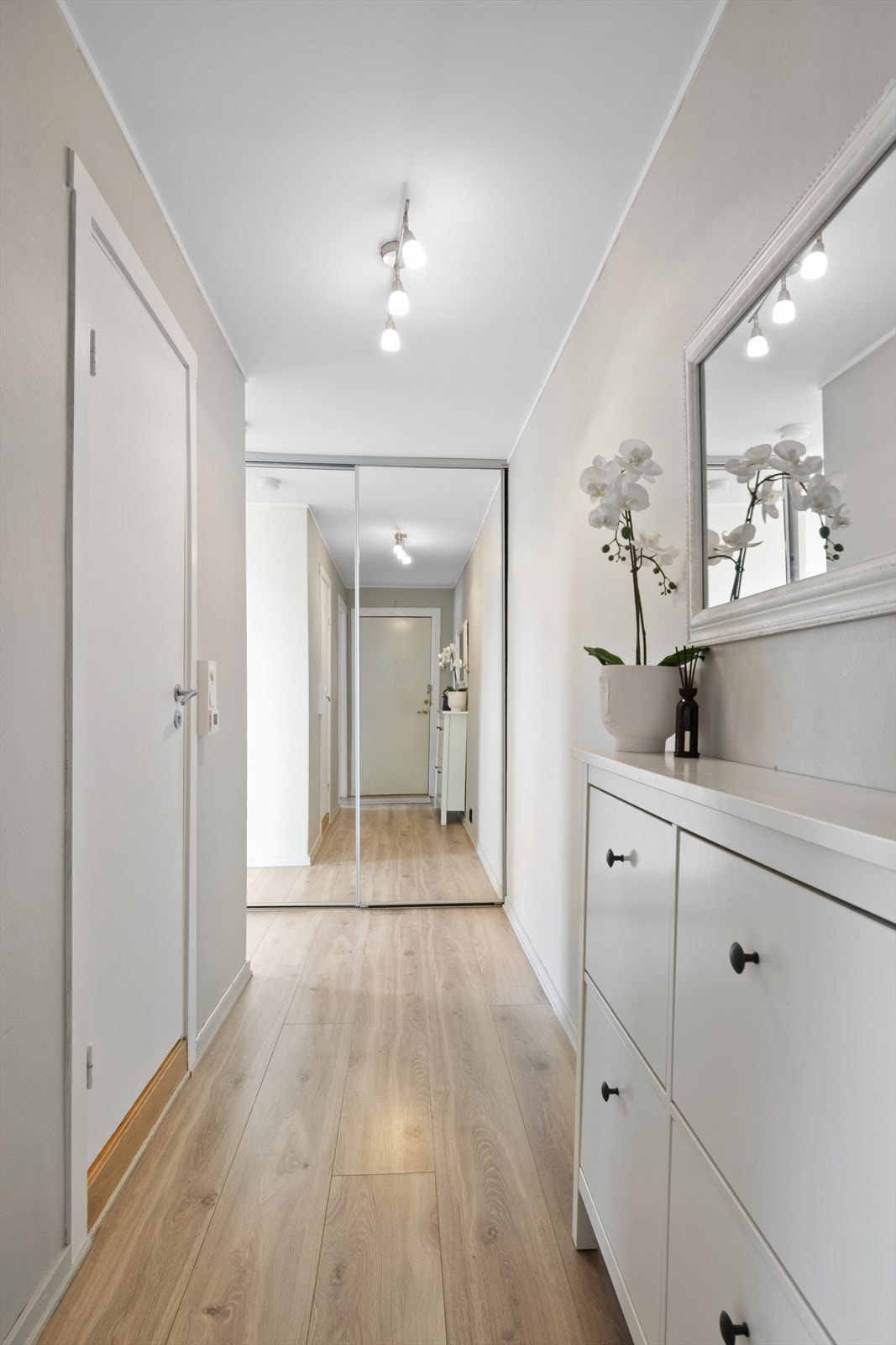 Gangen og innover i leiligheten Galleribilde