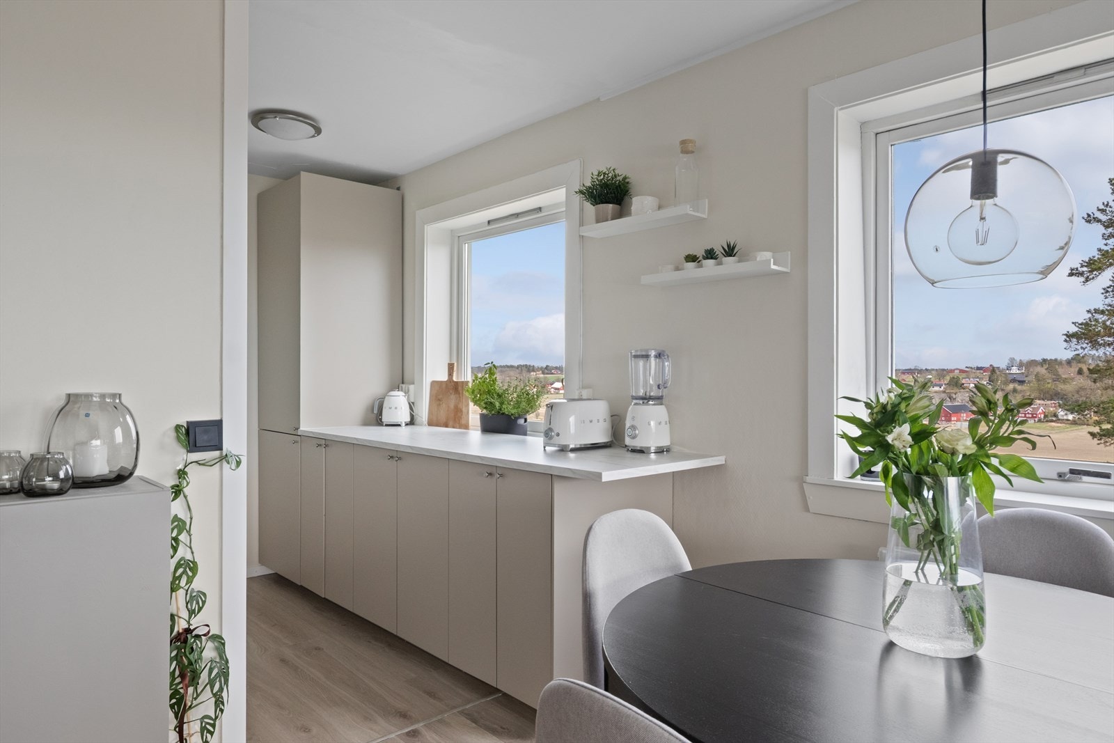 Kjøkkenet er pusset opp i nyere tid og har en praktisk og god innredning. Galleribilde
