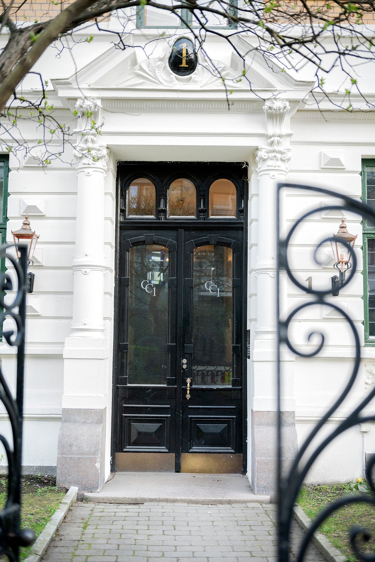 Inngangsparti med forhage. Galleribilde