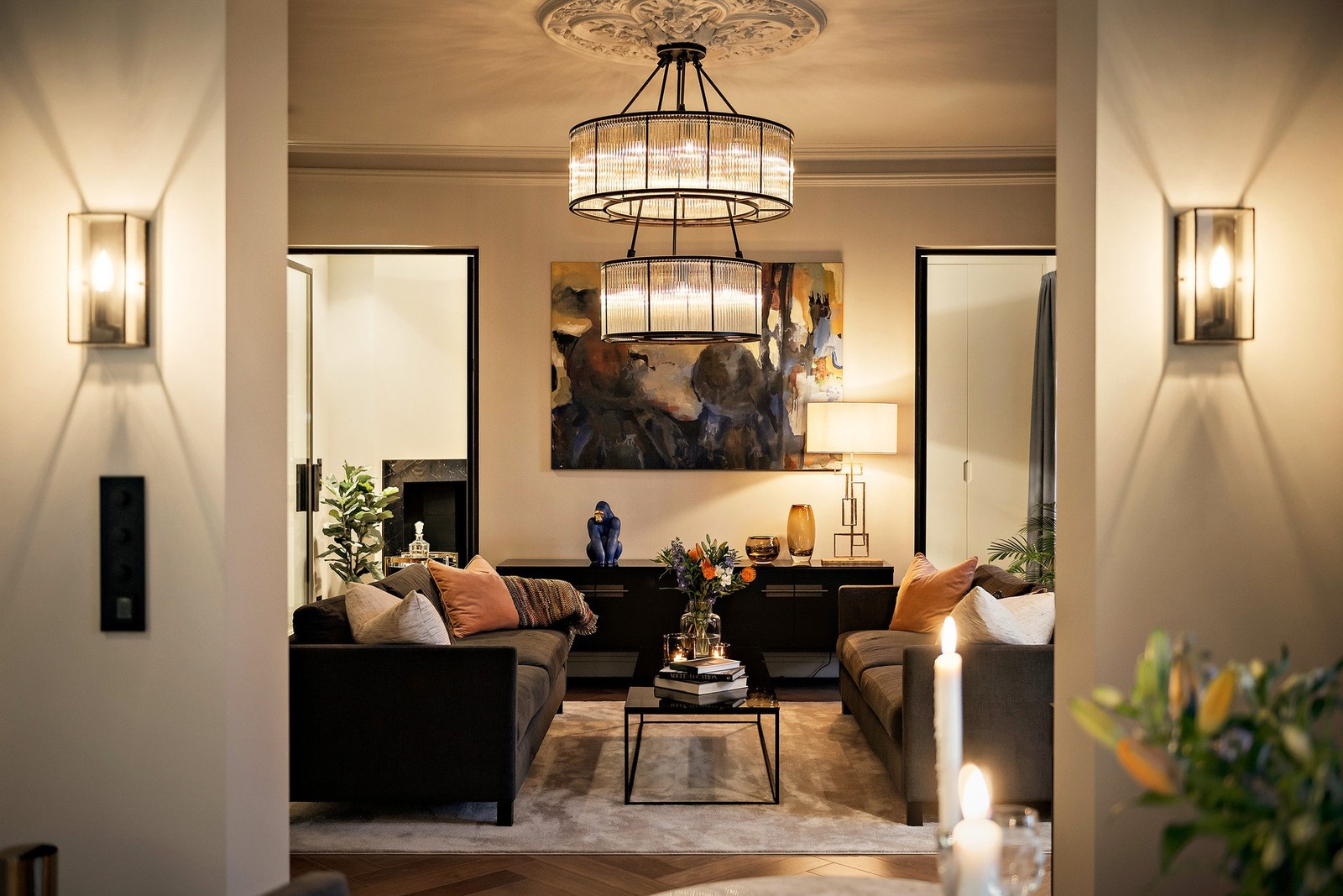 Stemningsbilde fra stue alle lyspunkter i tak er slisset inn. Galleribilde