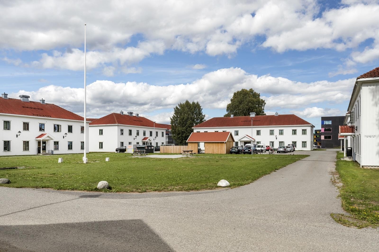Stor og flott gårdsplass med fine rekreasjonsmuligheter Galleribilde