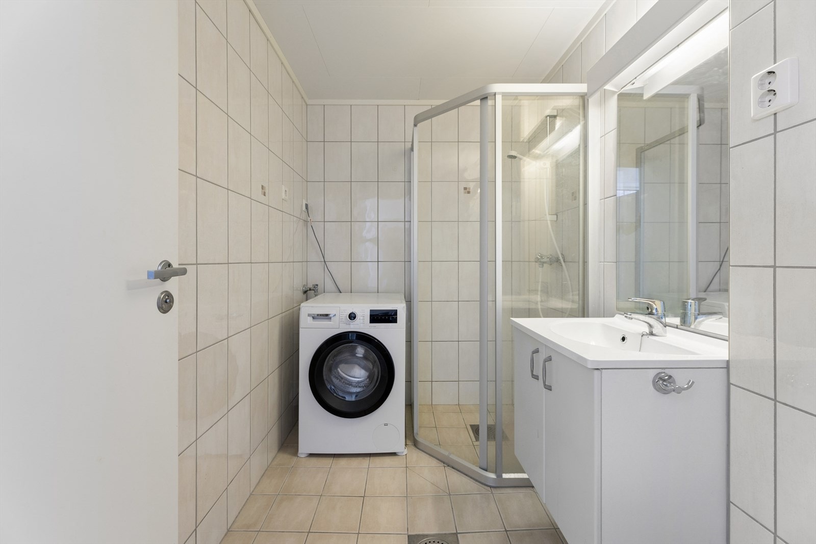 Bad/vaskerom har flislagt vegger og gulv. Galleribilde