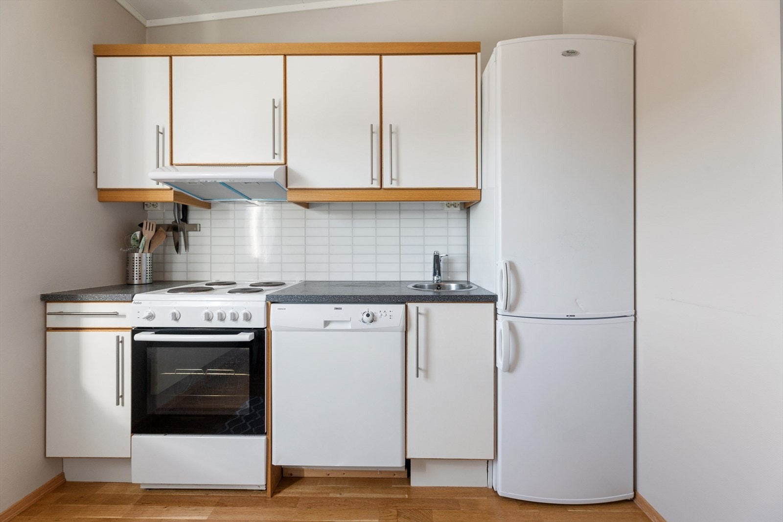 Kjøkkeninnredningen har glatte fronter og laminert benkeplate. Galleribilde
